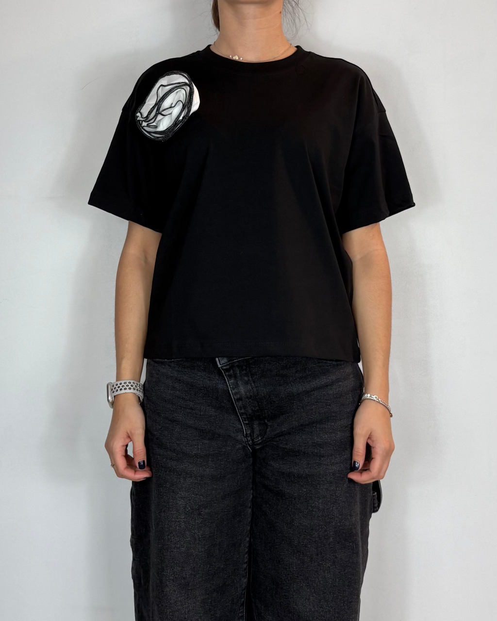 T-shirt Applicazione Fiore Nero Olivia Grey